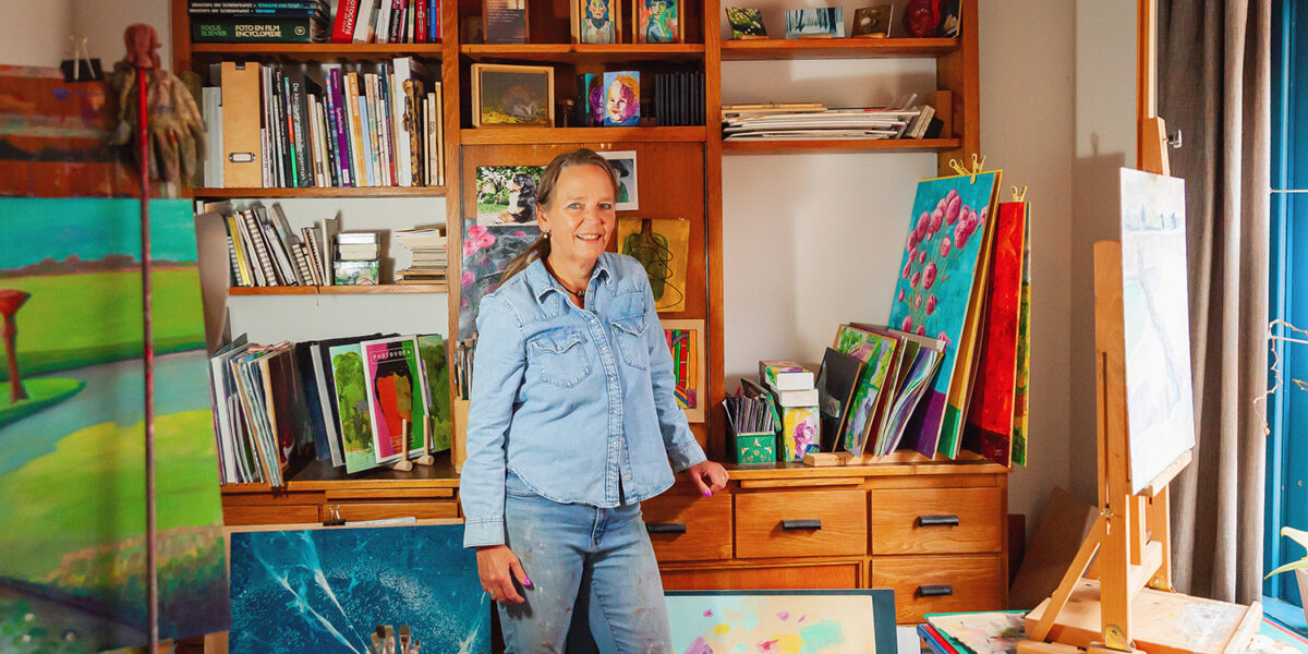 Henriëtte houtsma in atelier nederlandse kunstenaar